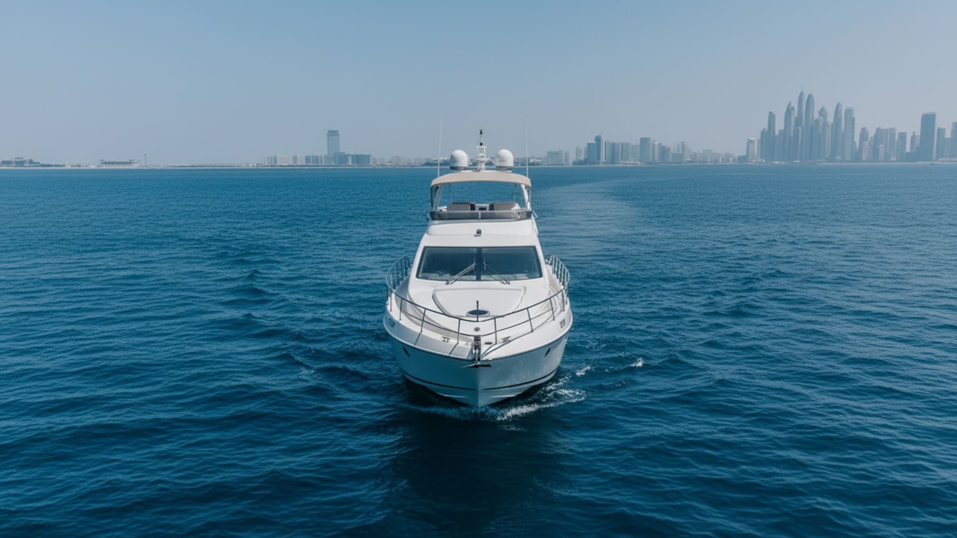 Cubierta y zona de asientos del yate Azimut White Pearl 55 ft