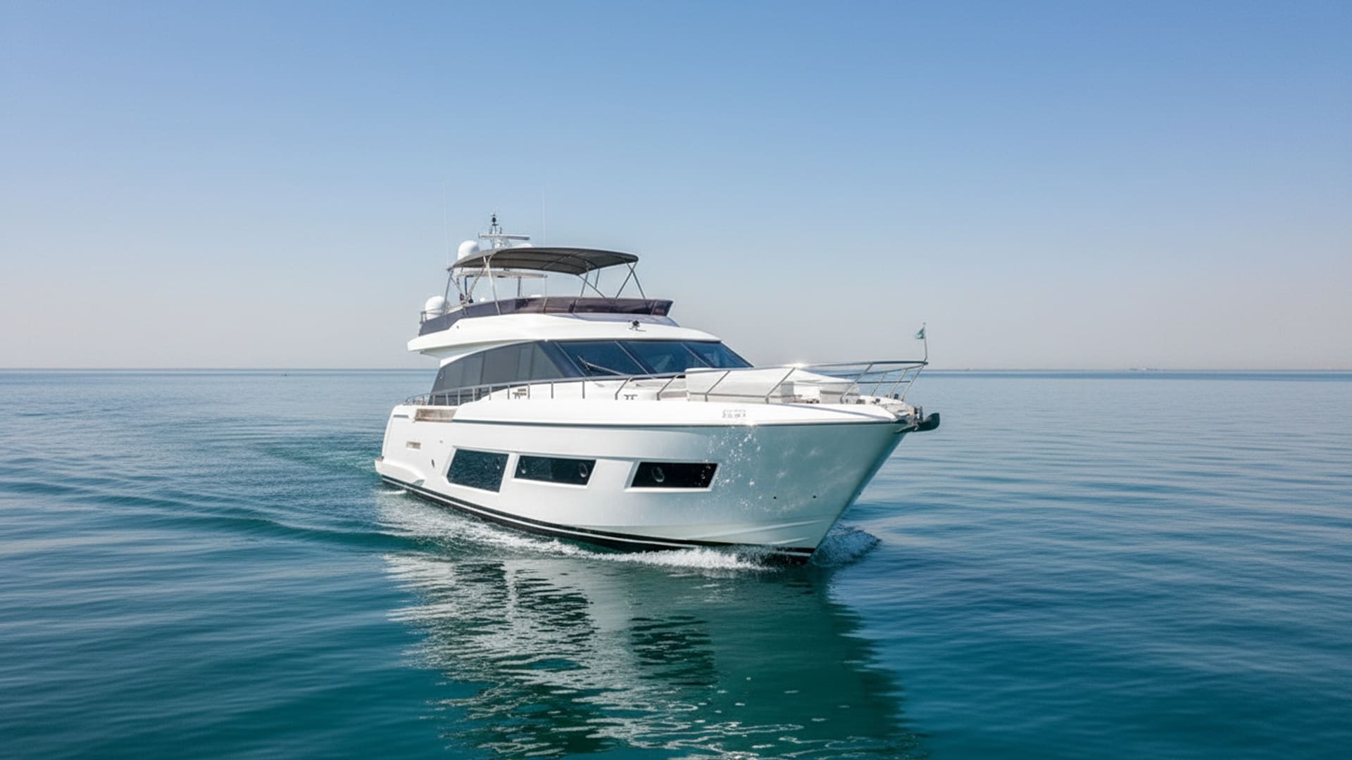 Paluba a posezení jachty Ferretti 67 ft