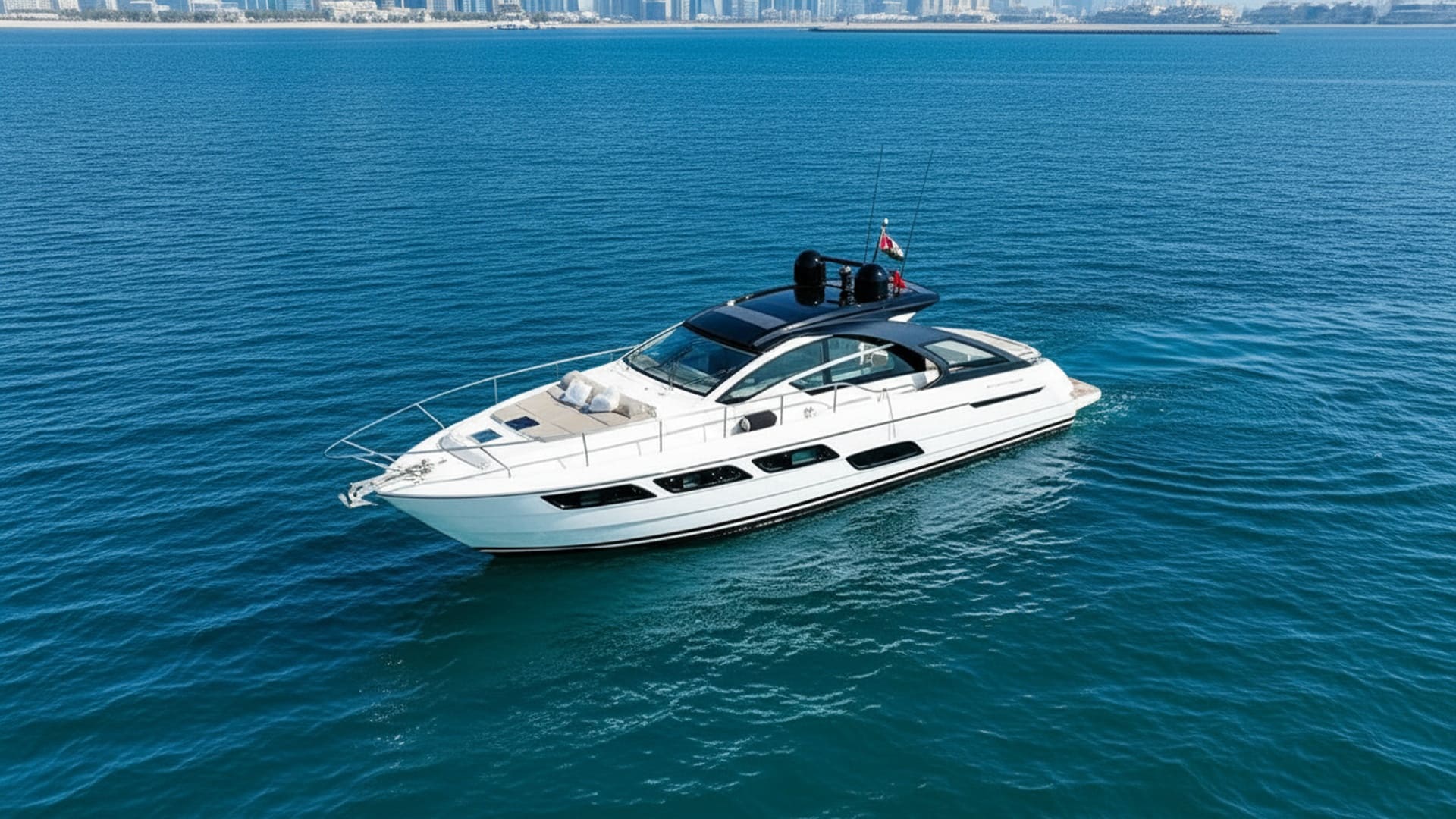 Pershing 5X Pearl White 52 Fuß Luftaufnahme an der Dubai Marina