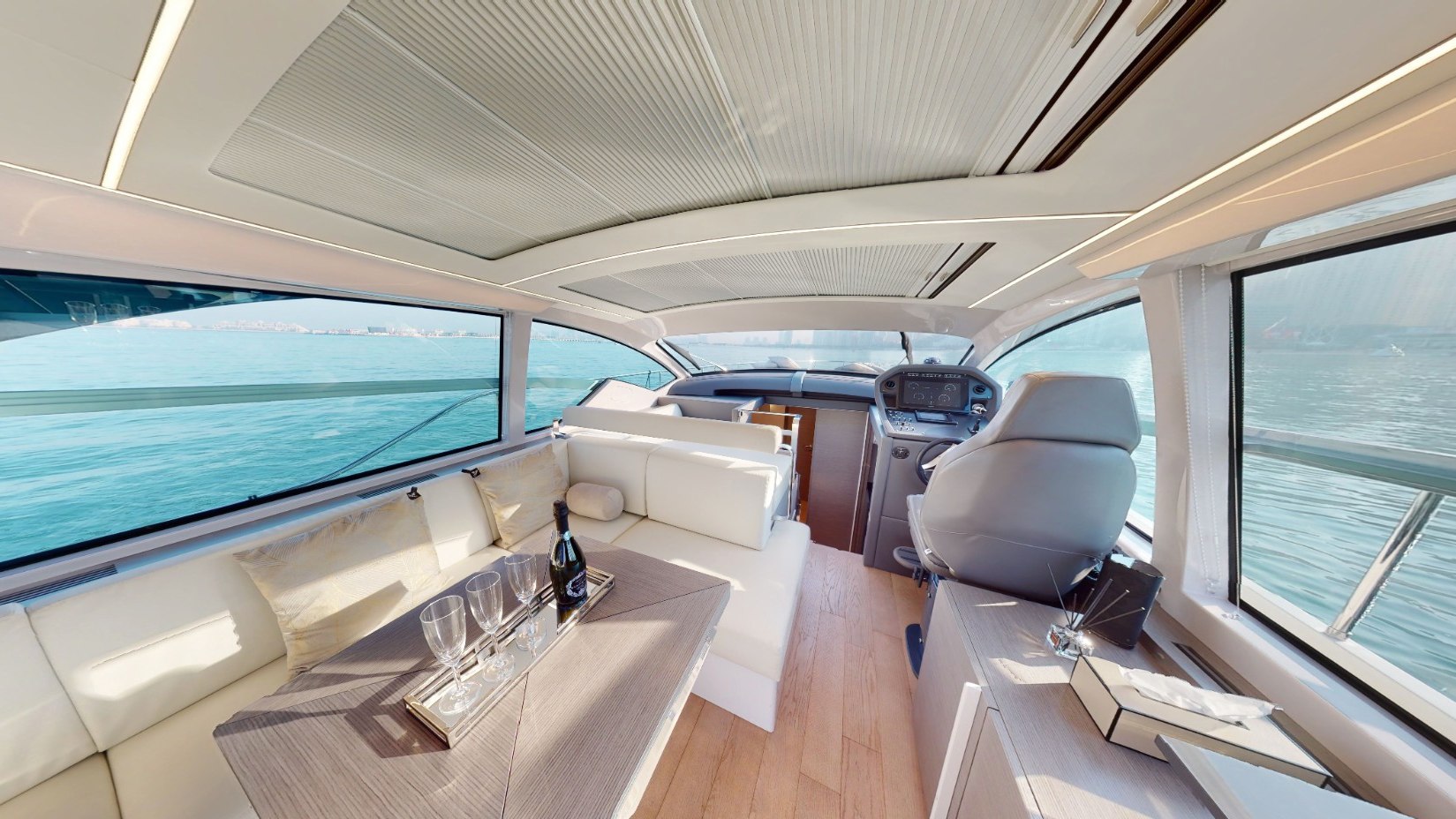 Pershing 5X Pearl White, photo 3