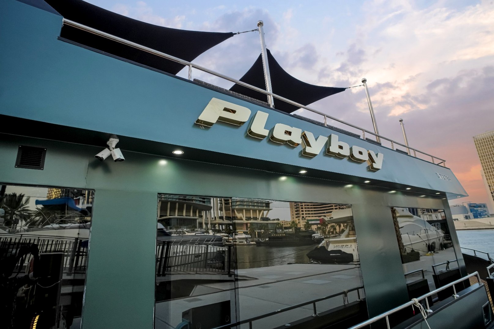 Play Boy Houseboat, photo 11