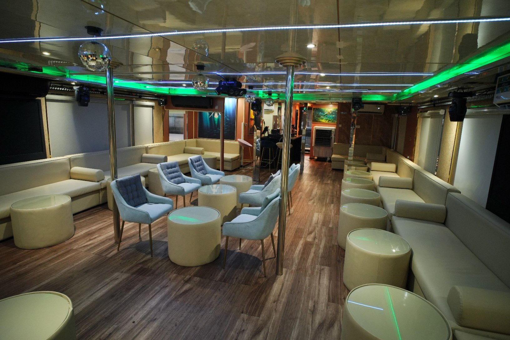 Play Boy Houseboat, photo 6