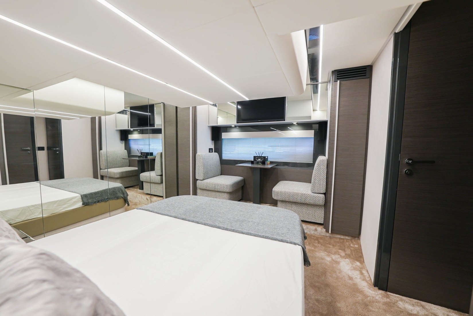 Pershing 5X Pearl White, photo 13