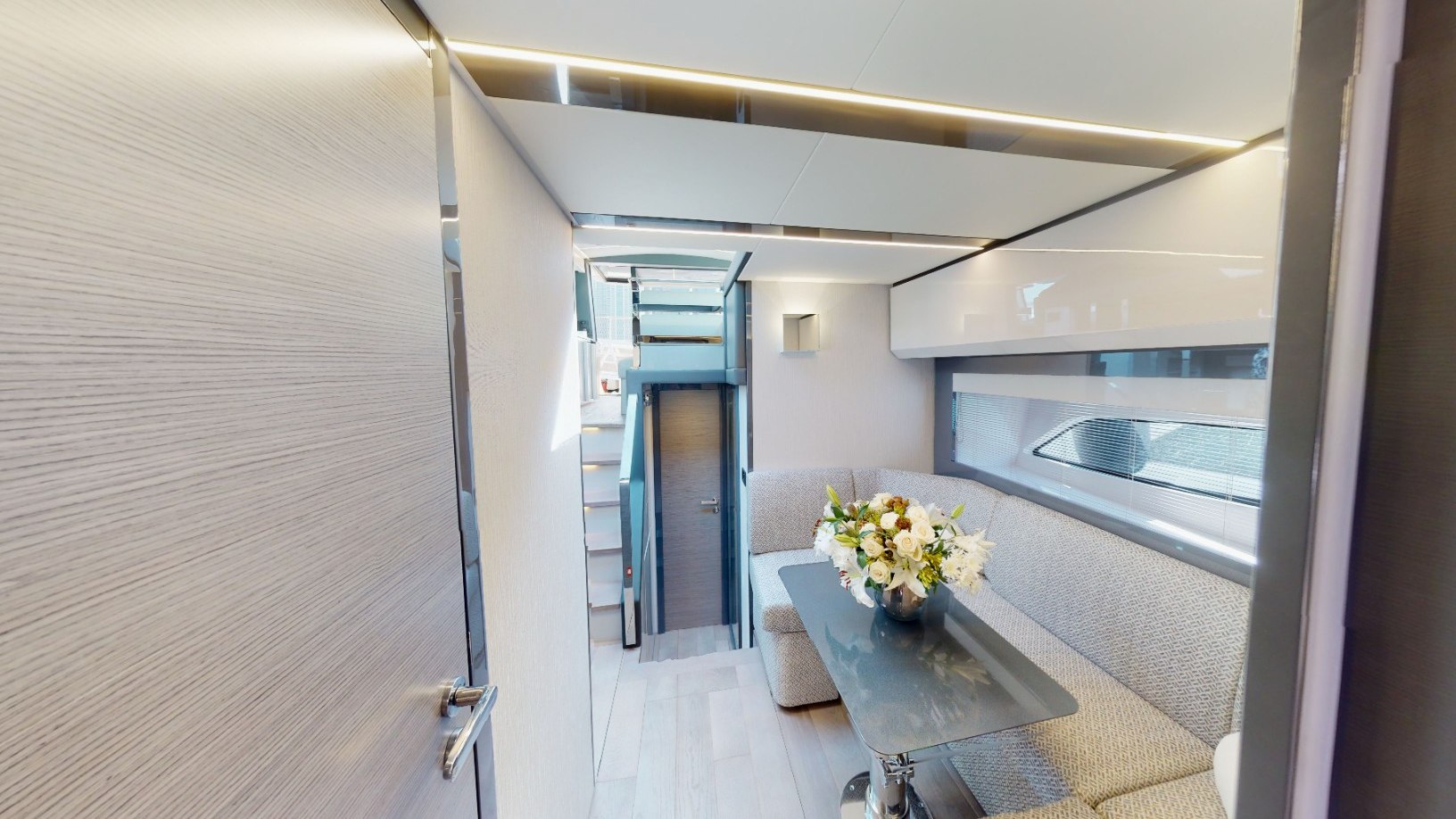 Pershing 5X Pearl White, photo 11