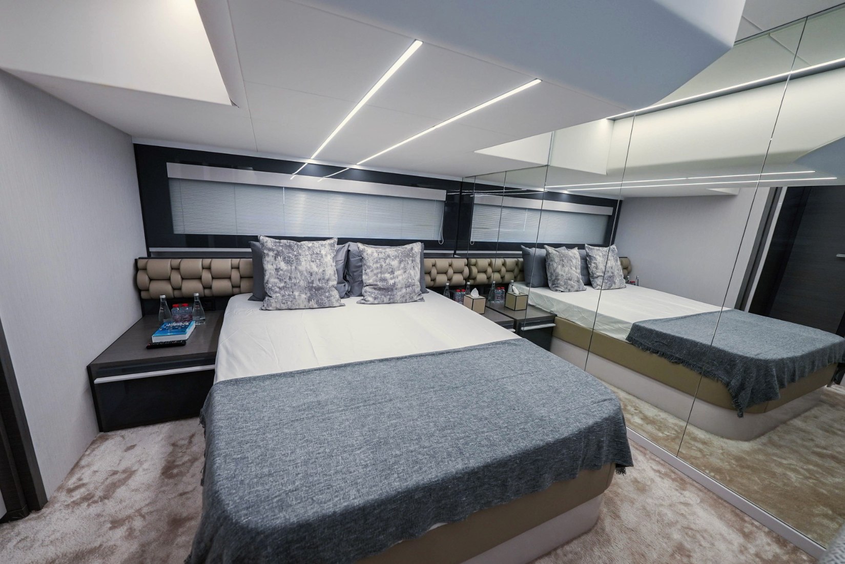 Pershing 5X Pearl White, photo 16