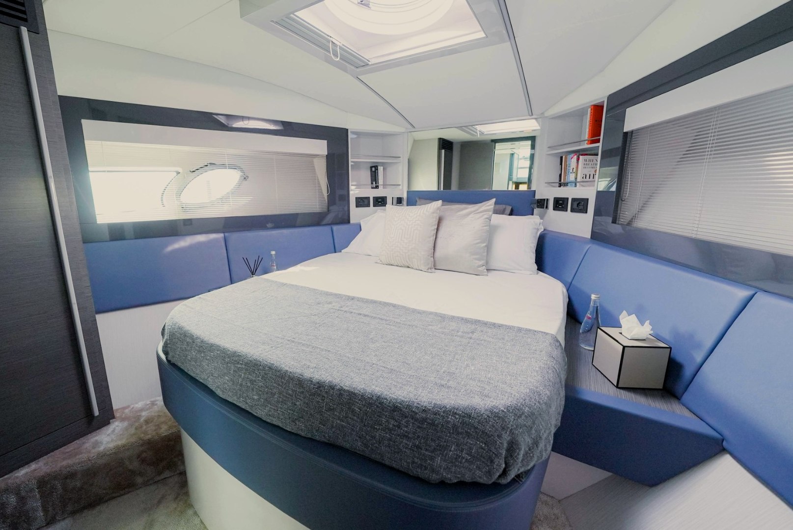 Pershing 5X Pearl White, photo 9